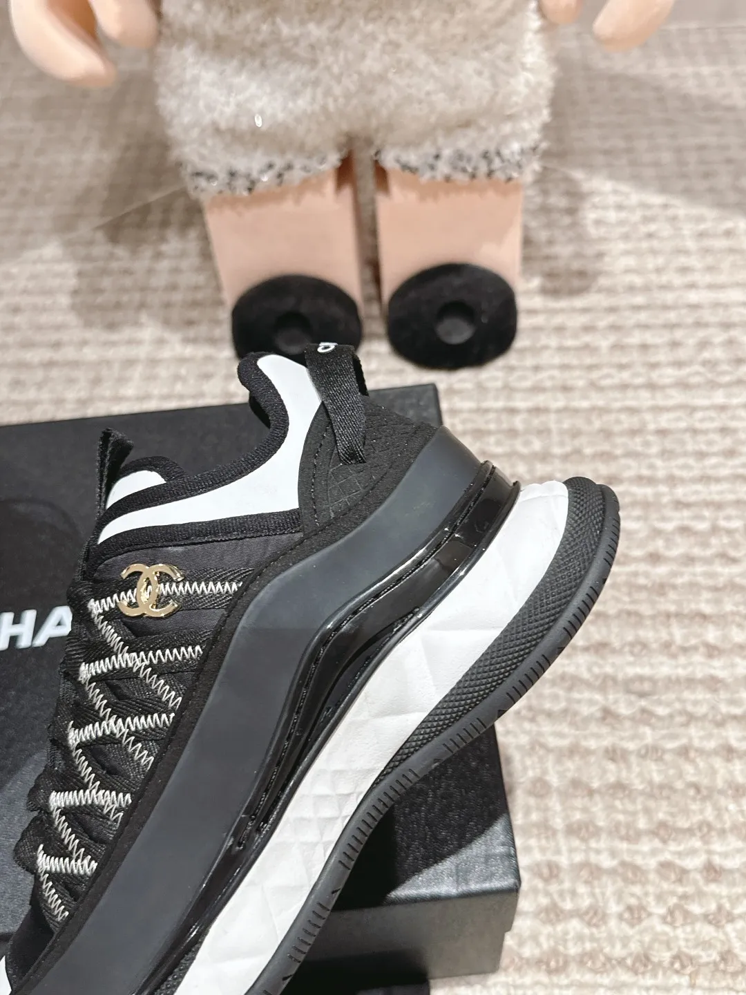 👟👟Ex-factory price 560👟👟Chanel Chanel dad shoes, casual sports shoes. This classic design; the upper is embroidered with various techniques; the outsole is fashionable and sporty; it is unusual to incorporate a variety of color matching elements... The diversified mix and match is very good-looking and versatile, casual, fashionable, sports, and outdoor can be taken into account... ꫛꫀꪝ Go➫ Material: ❶Upper is made of: Original imported first-layer silk cowhide + original waterproof cloth + original first-layer cowhide ❷Inner lining: original sheep lining ❸Outsole based on: original T👟👟Factory price U combination outsole Special counter boutique packaging complete set for women 35–41